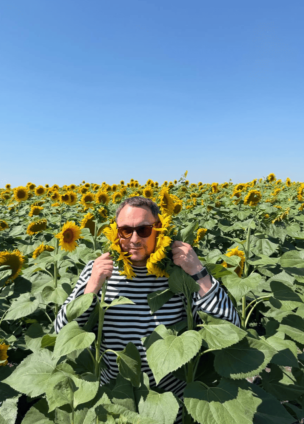 Валерий Харчишин и летняя фотосессия среди подсолнухов