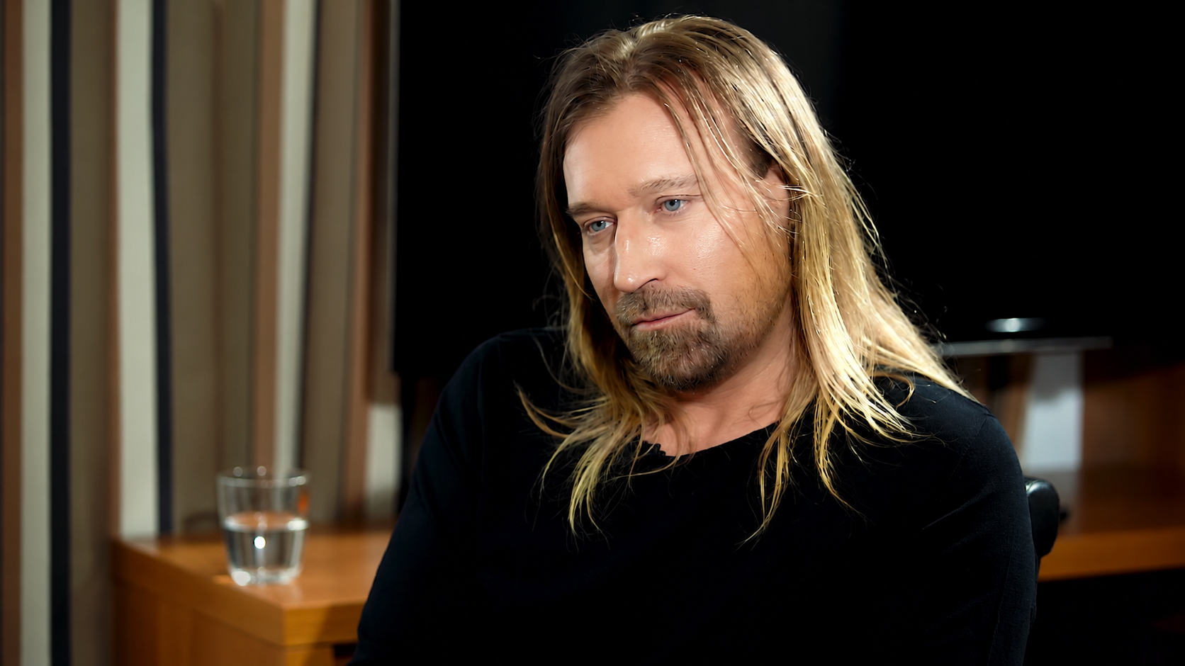Олег Винник загавкав посеред Праги: дивна витівка співака викликала хвилю реакцій