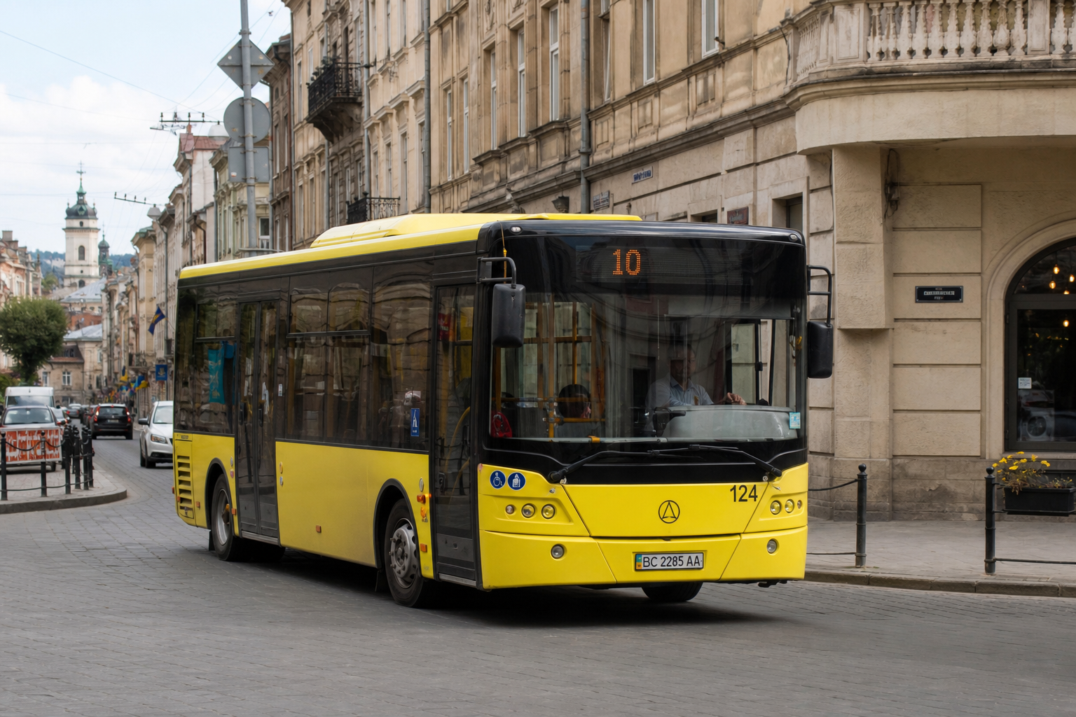 10 автобус (Залізничний вокзал - Кінг Крос Леополіс) на фоні Львів