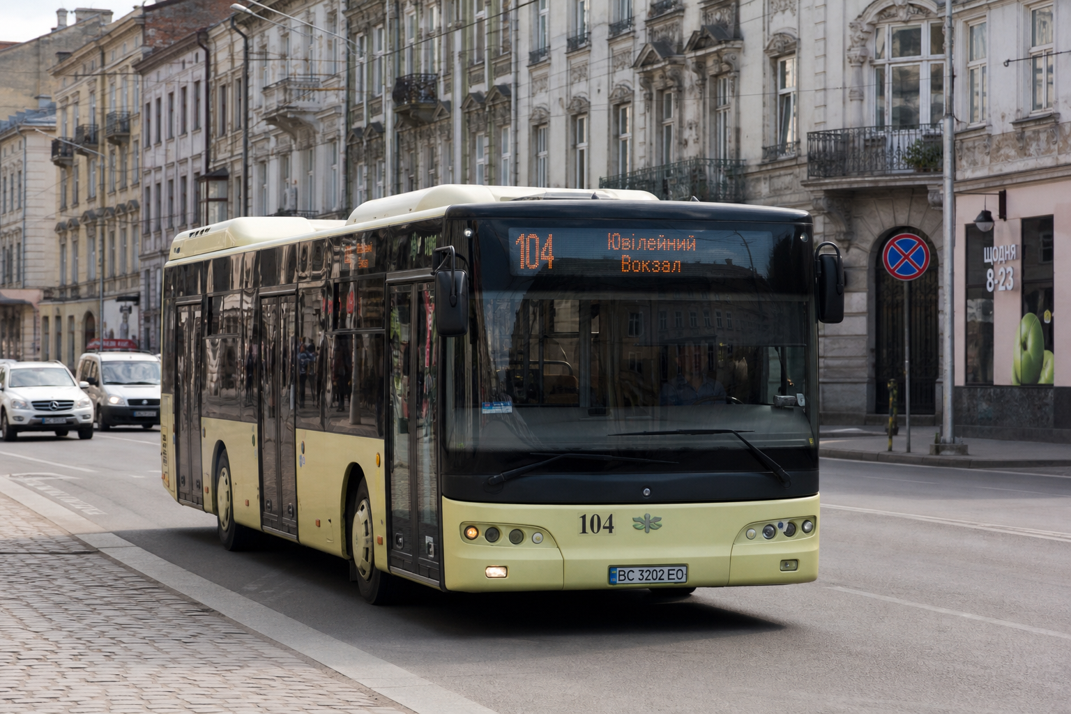 104 автобус (пл. 700-річчя Львова - с. Майдан) на фоні Львів