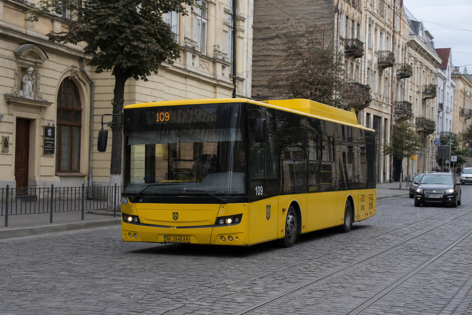 109 автобус (Приміський вокзал - с. Тернопілля (через м. Пустомити)) на фоні Львів