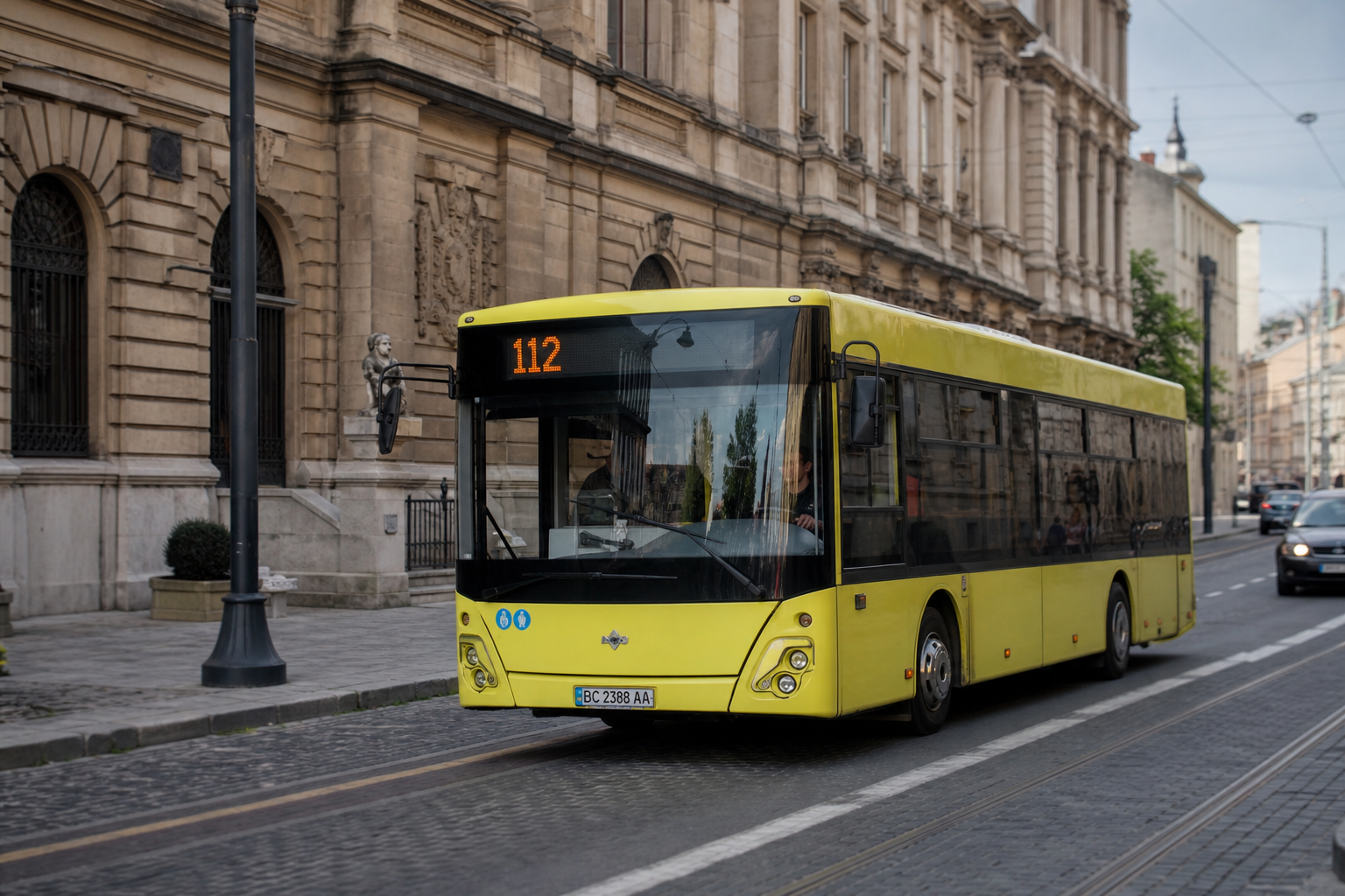 112 автобус (вул. Зернова - с. Вороців) на фоні Львів
