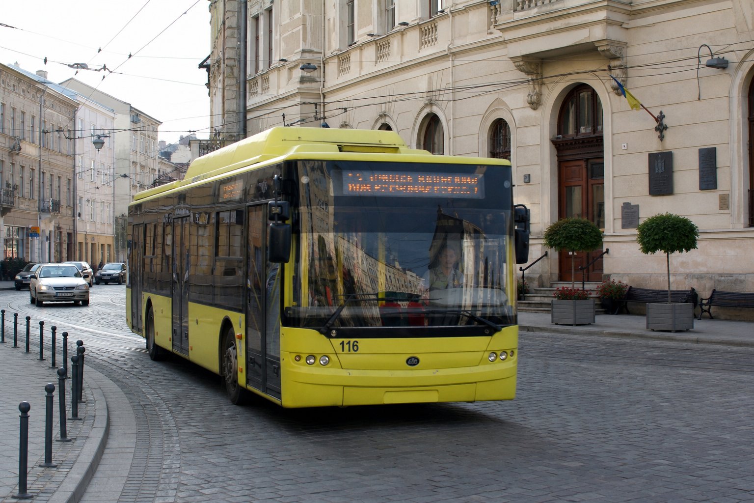 116 автобус (м. Пустомити - Автостанція №5) на фоні Львів