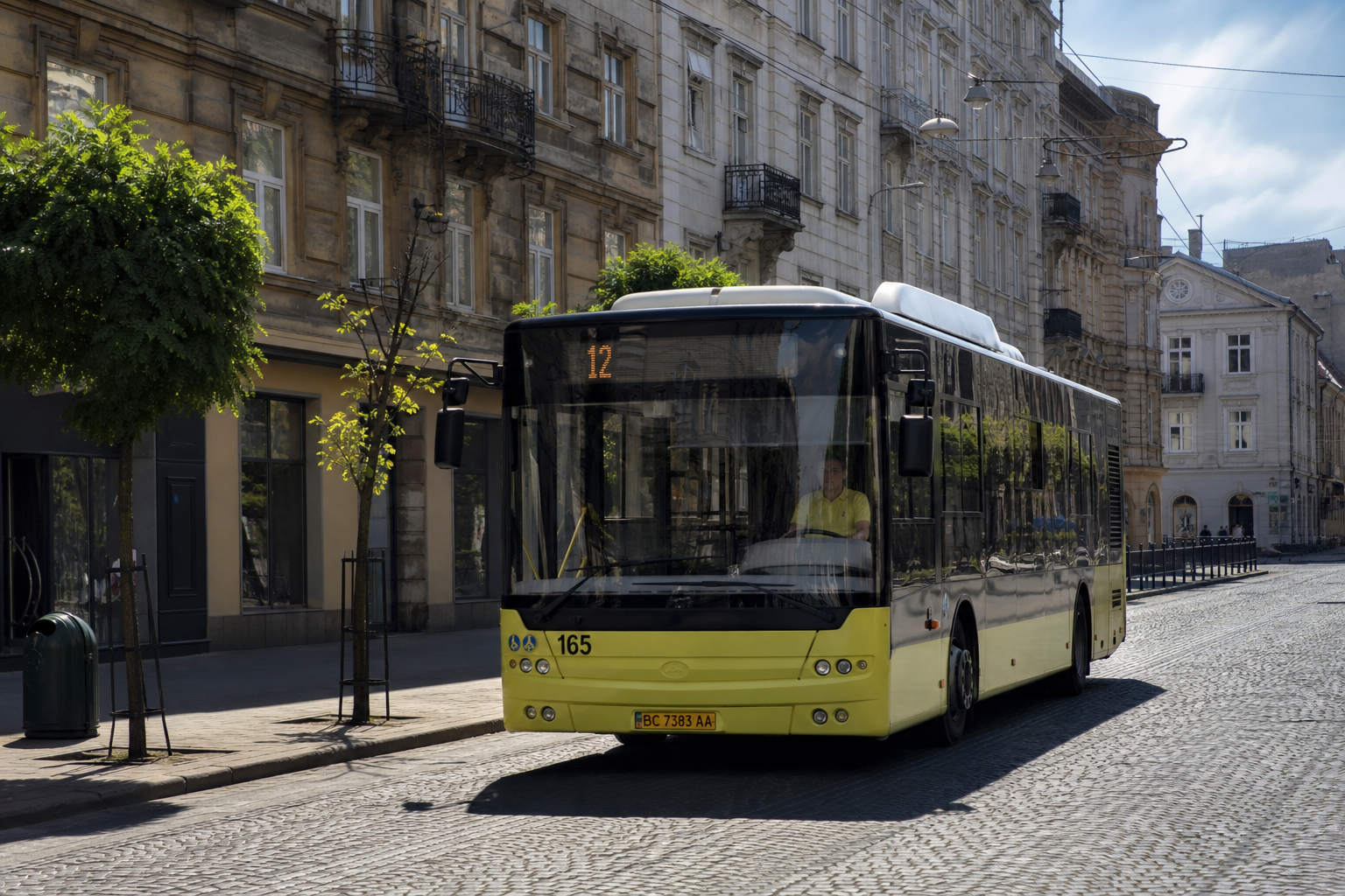 12 автобус (Рясне-2 - Автостанція № 2) на фоні Львів