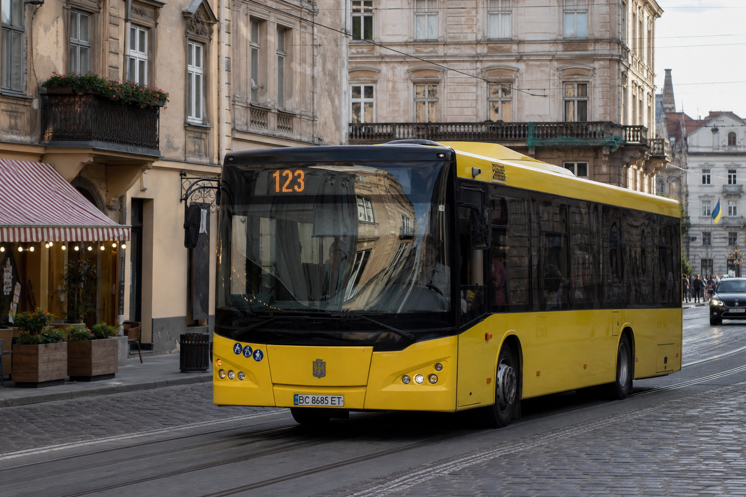 123 автобус (пл. 700-річчя Львова - с. Крехів) на фоні Львів