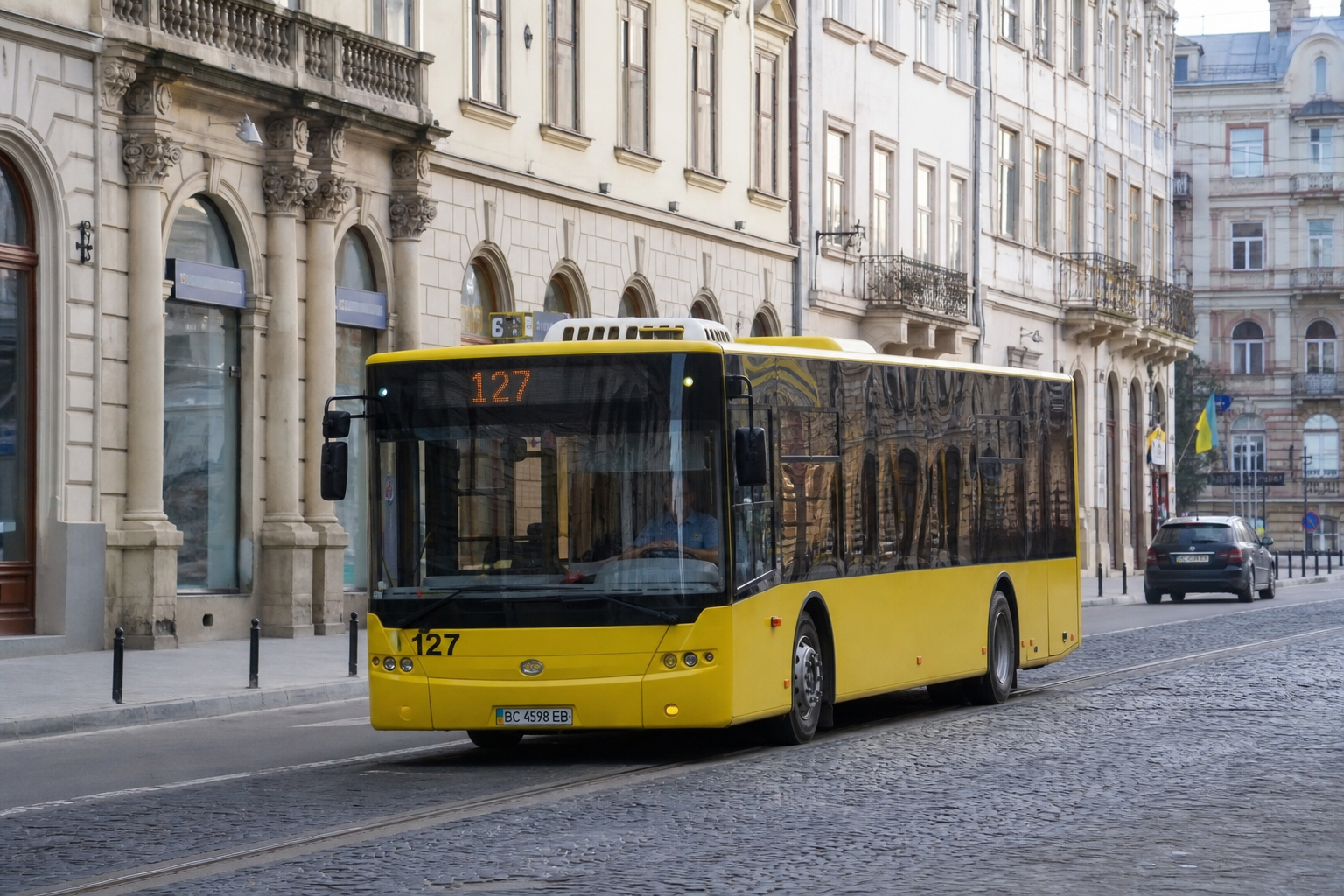 127 автобус (Автостанція №2 - с. Стронятин) на фоні Львів
