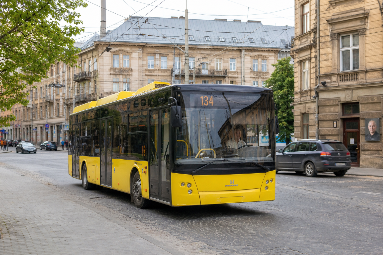 134 автобус (м. Львів - с. Раковець - с. Новосілка) на фоні Львів