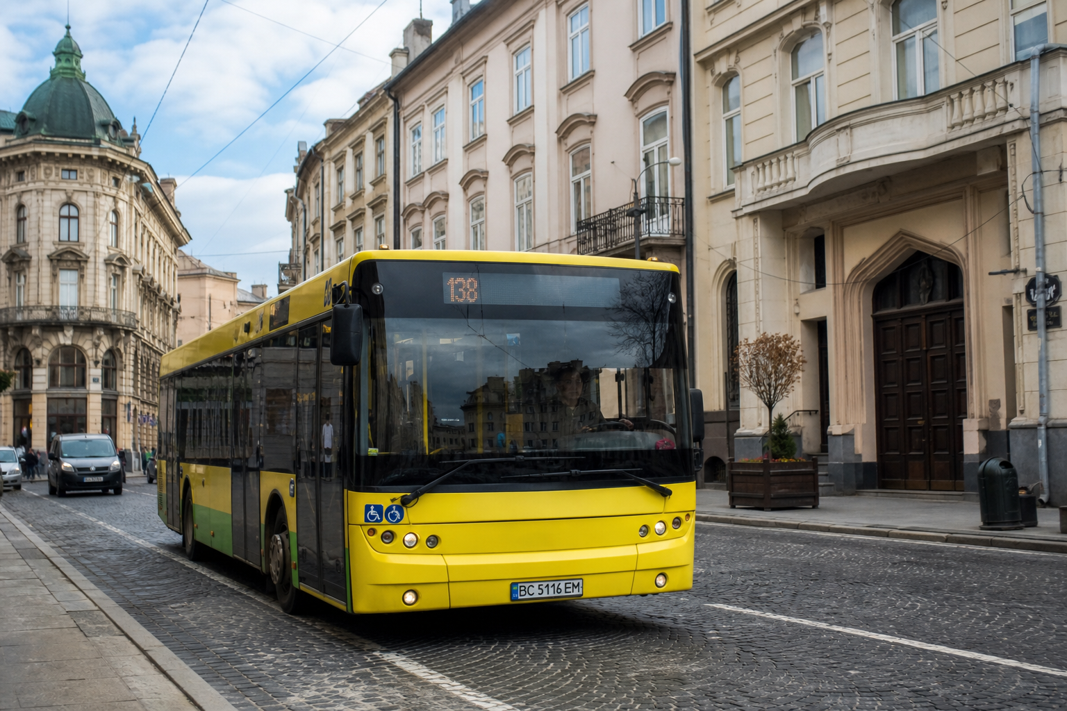 138 автобус (Автостанція №5 - с. Лапаївка) на фоні Львів