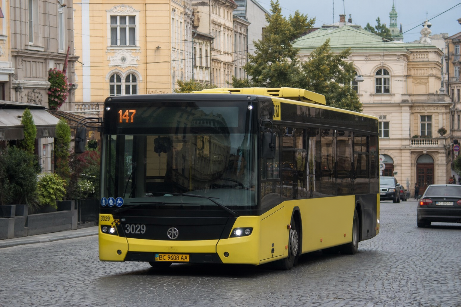 147 автобус (Автостанція "Дрогобич" - Трускавець) на фоні Львів