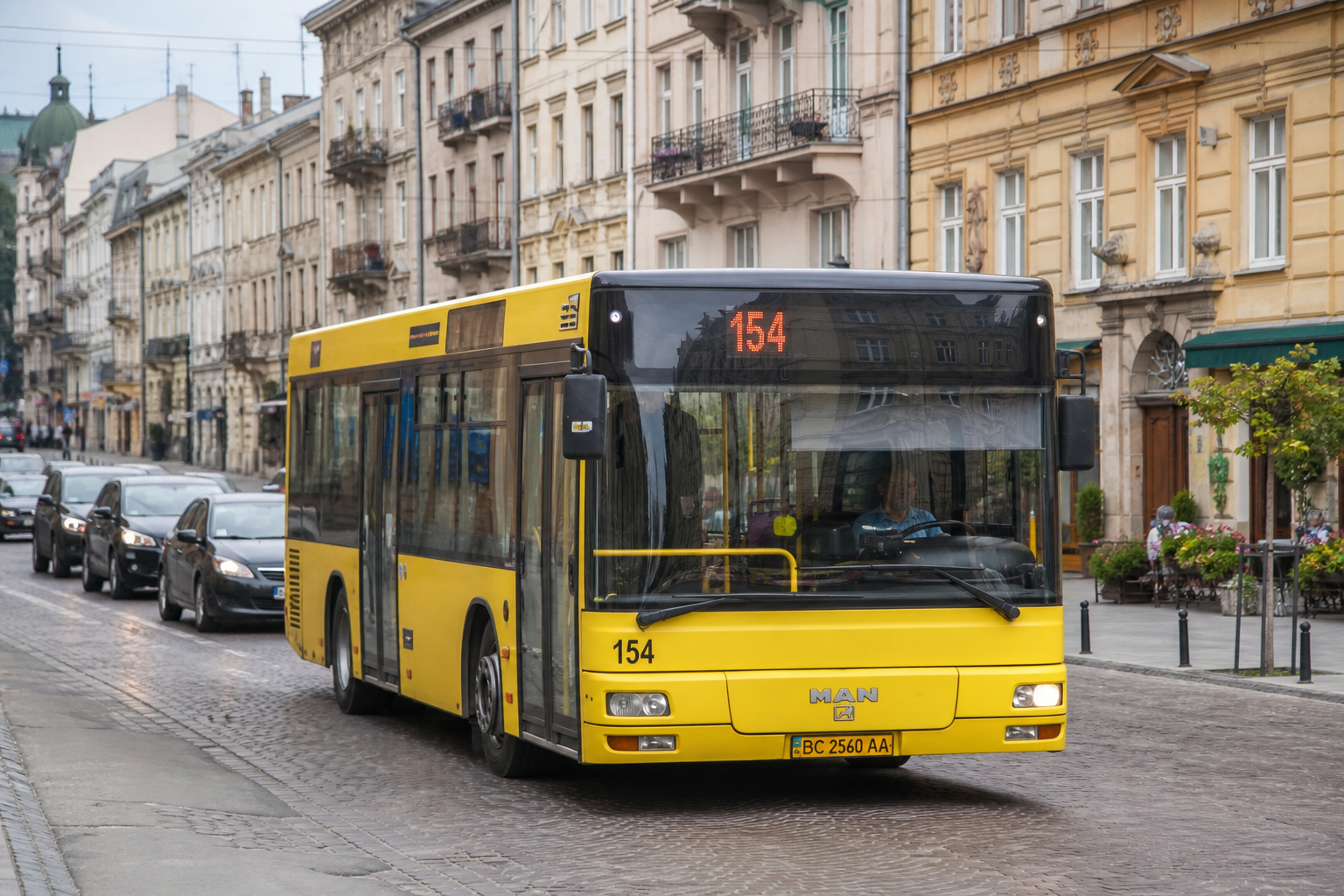 154 автобус (м. Львів - с. Городиславичі (через Звенигород)) на фоні Львів