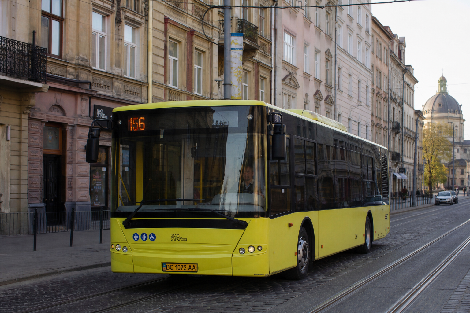156 автобус (пл. 700-річчя Львова - с. Зимна Вода) на фоні Львів