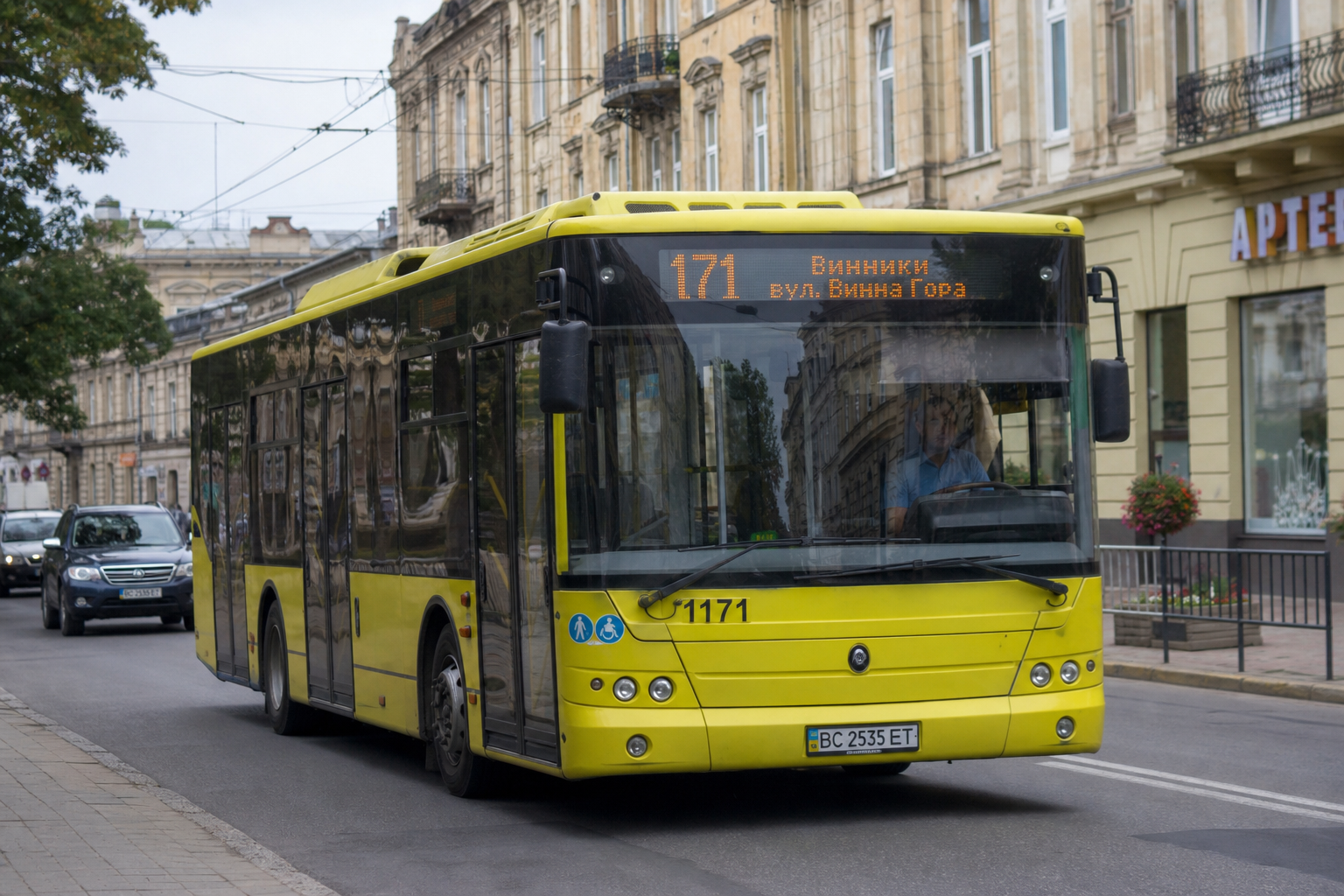 171 автобус (вул. Степана Бандери - с. Басівка) на фоні Львів
