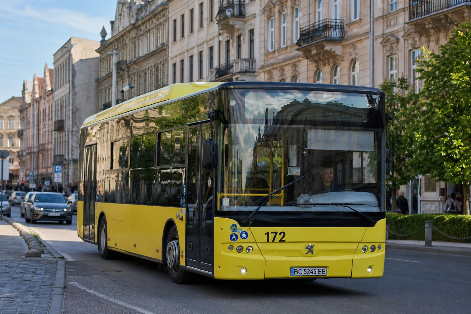 172 автобус (Приміський вокзал - с. Поршна) на фоні Львів