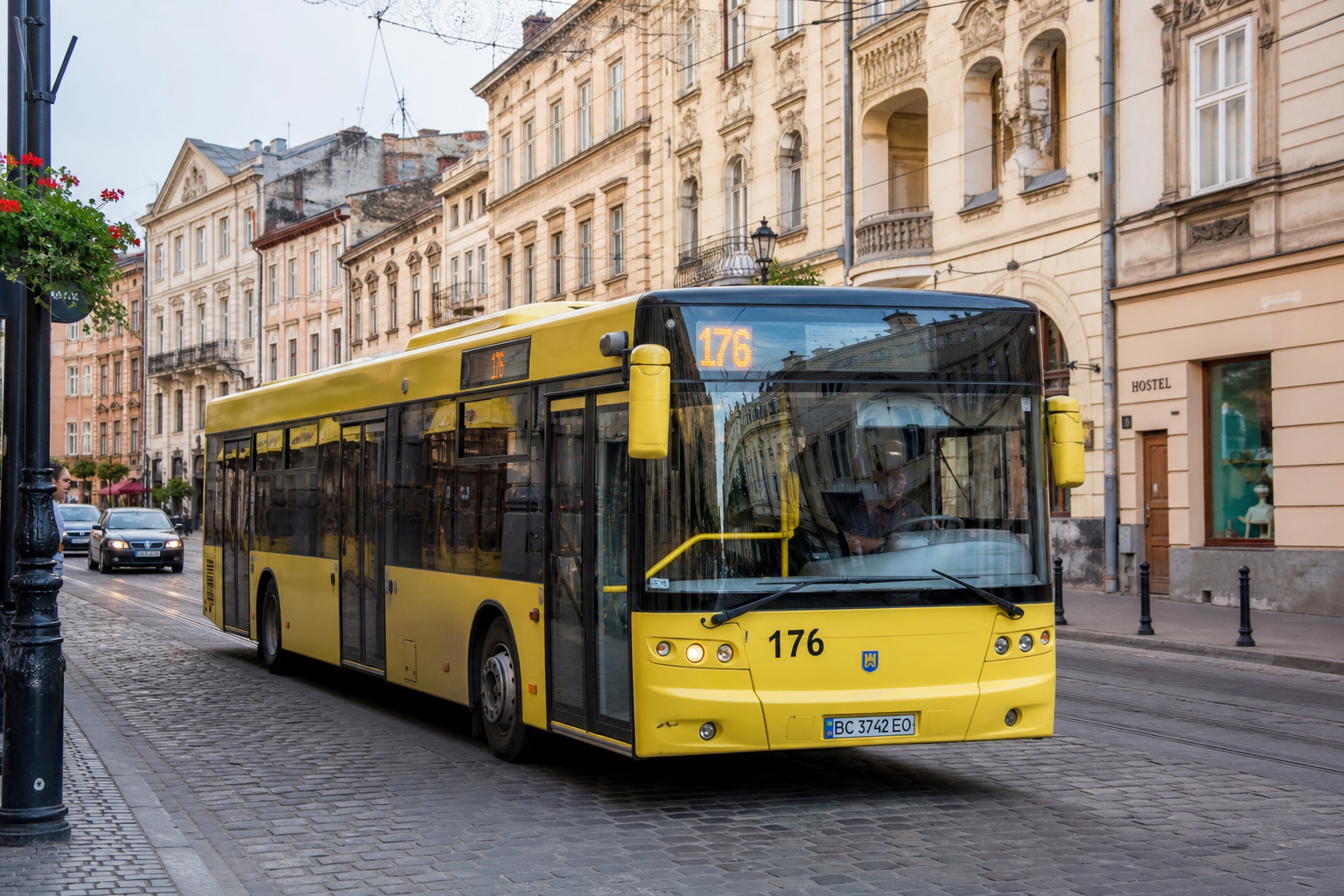 176 автобус (Приміський вокзал - с. Тучапи) на фоні Львів