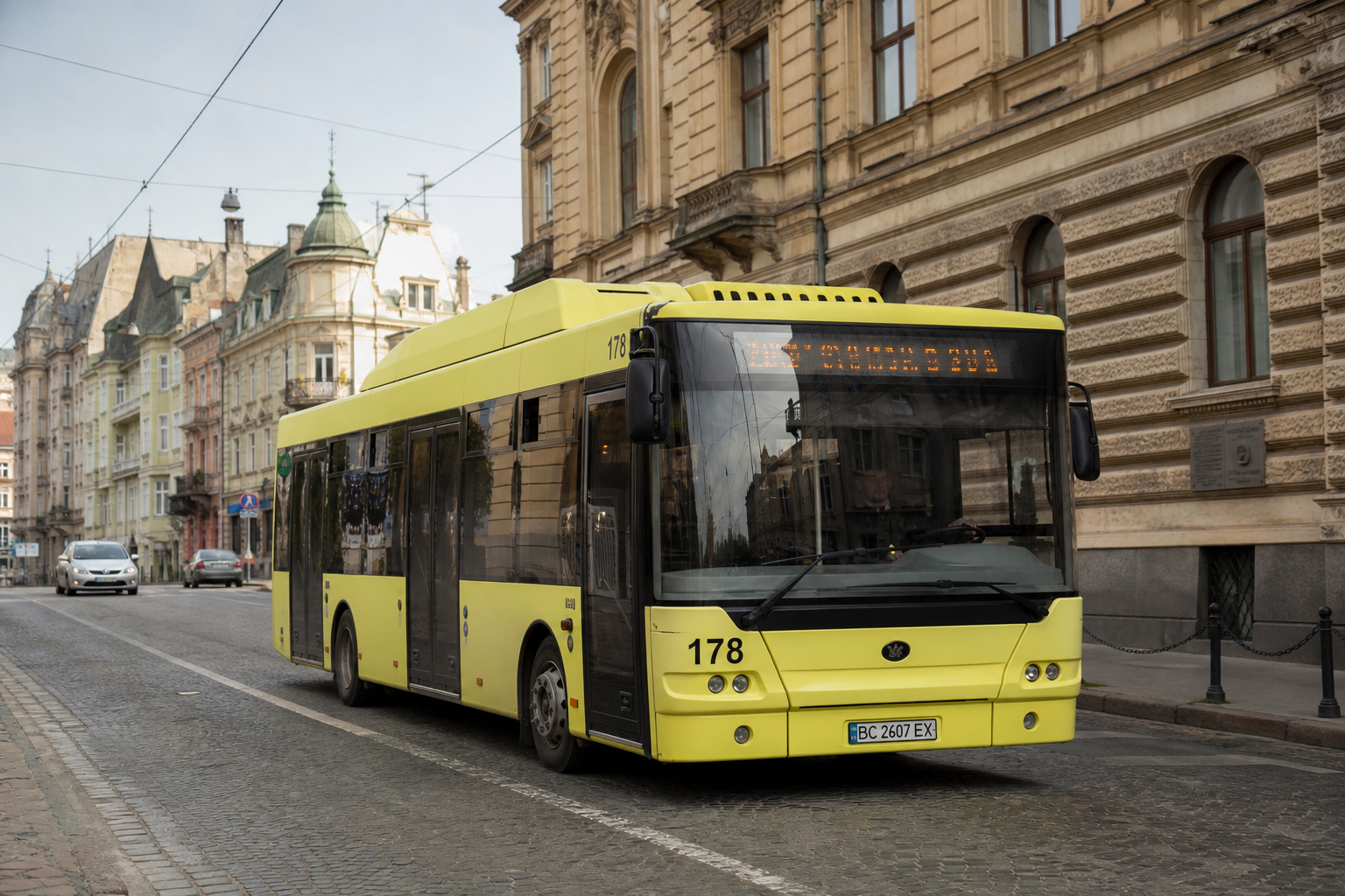 178 автобус (с. Черепин - Автостанція №5) на фоні Львів