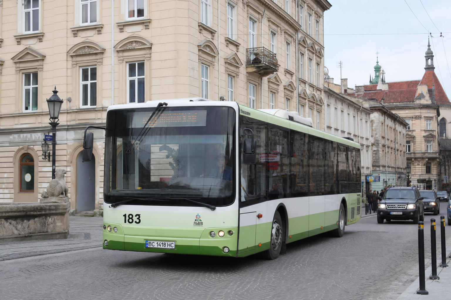 183 автобус (Автостанція №2 - Суховоля) на фоні Львів