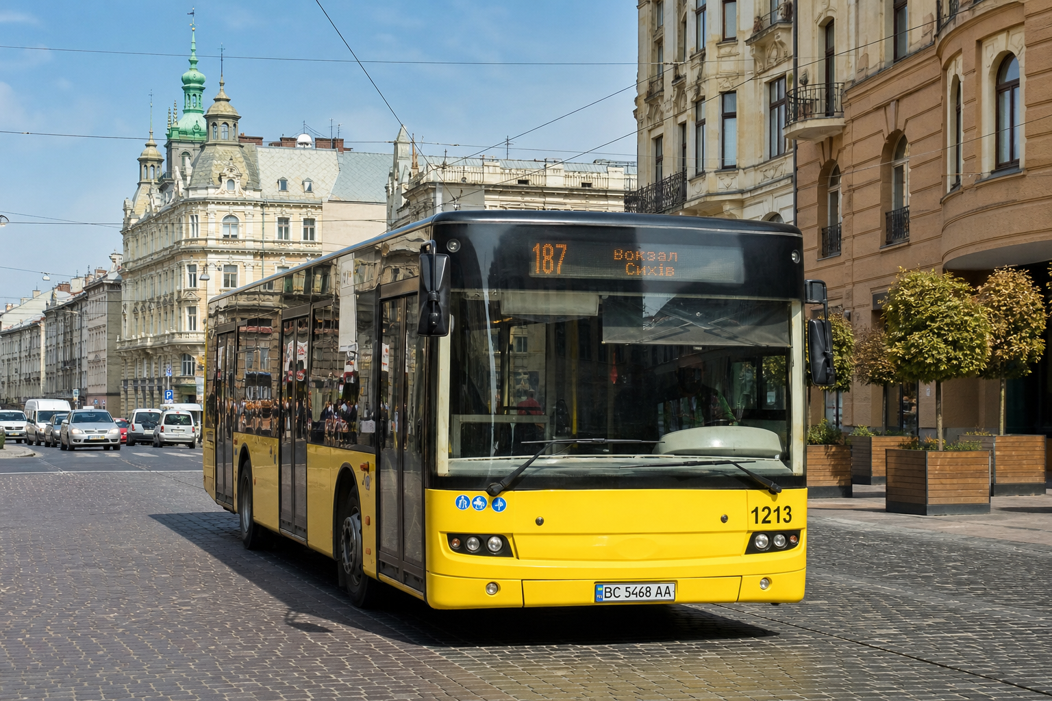 187 автобус (Привокзальний ринок - с. Дібрівки) на фоні Львів