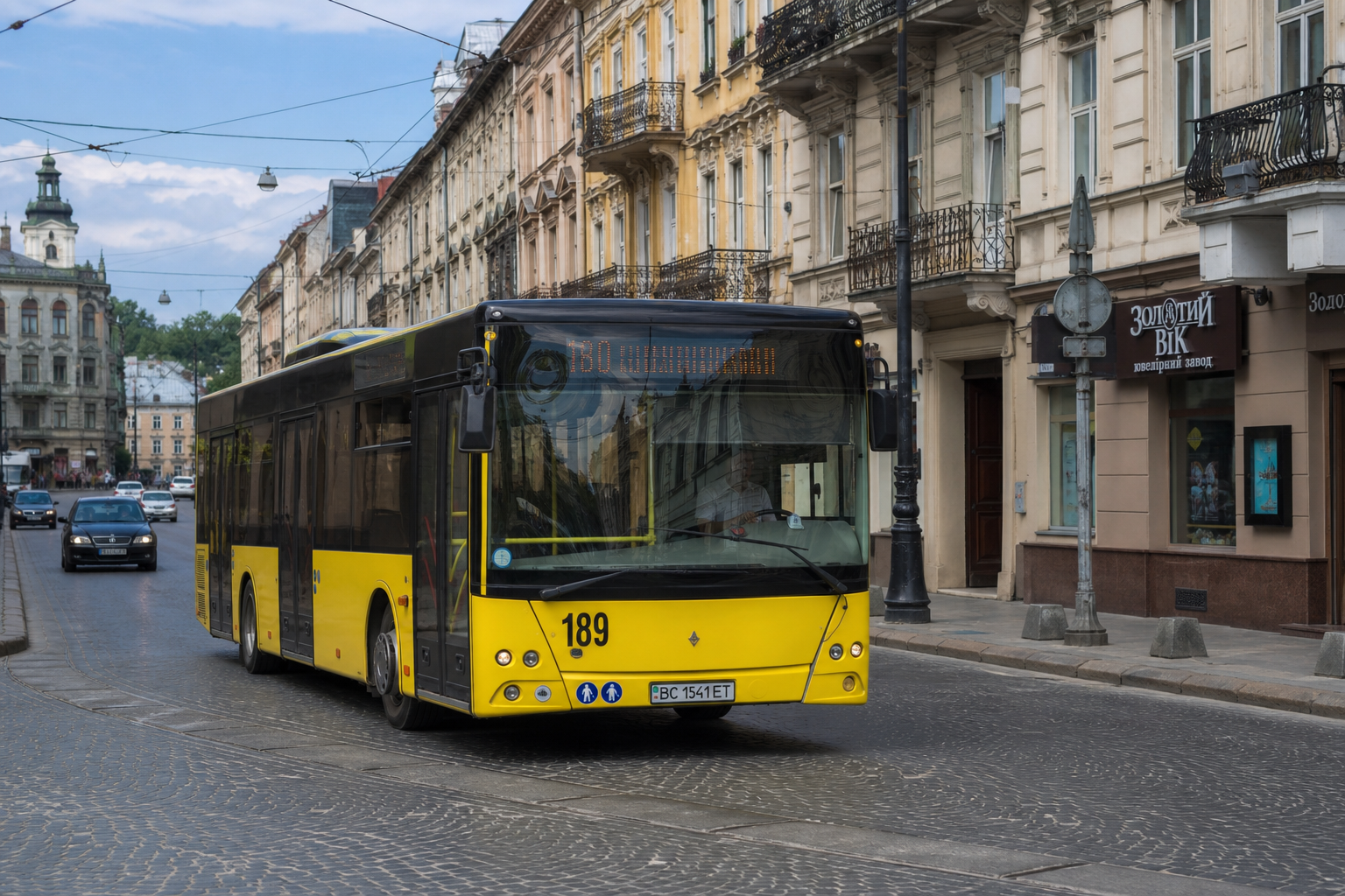 189 автобус (Приміський вокзал - с. Зашковичі) на фоні Львів