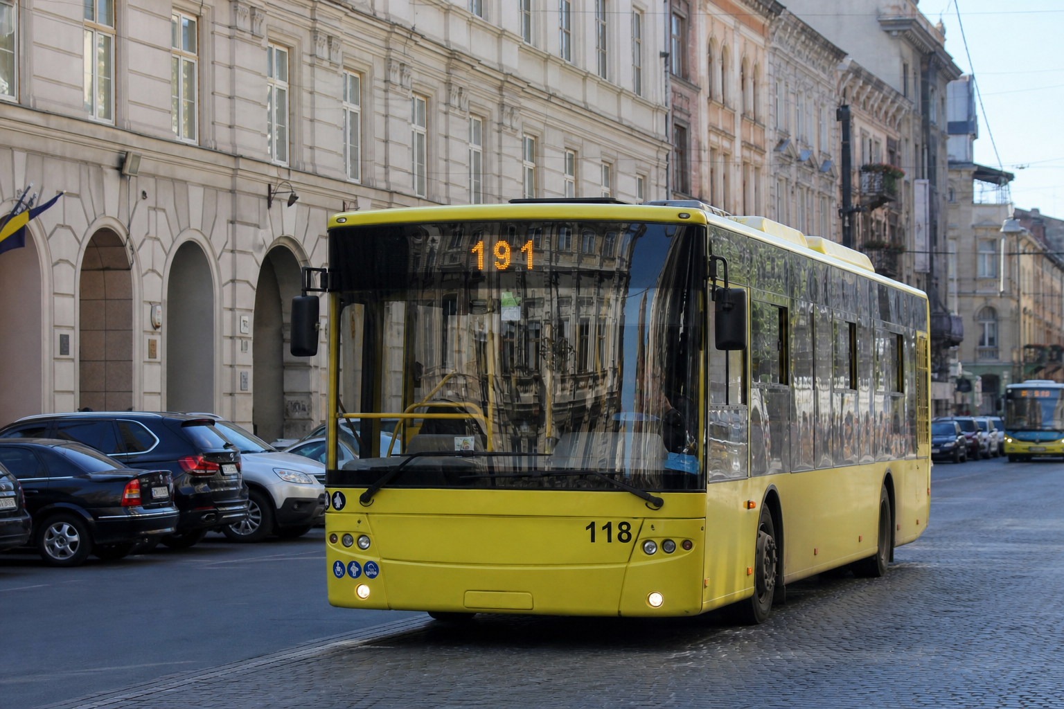 191 автобус (Приміський вокзал - с. Косівець - с. Бірче) на фоні Львів