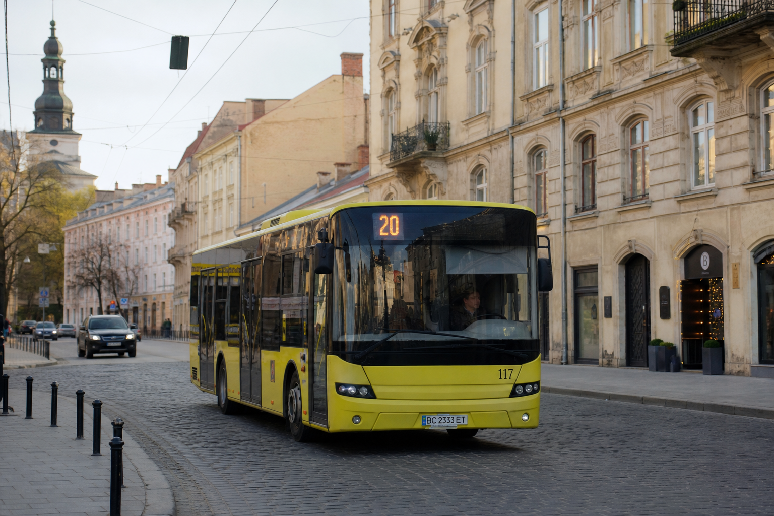 20 автобус (Польова - Суботівська) на фоні Львів