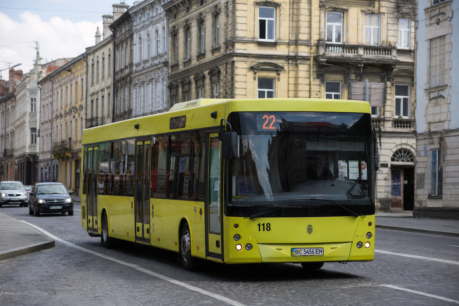 22 автобус (Зернова - Брюховичі (вул. Під Осовою)) на фоні Львів