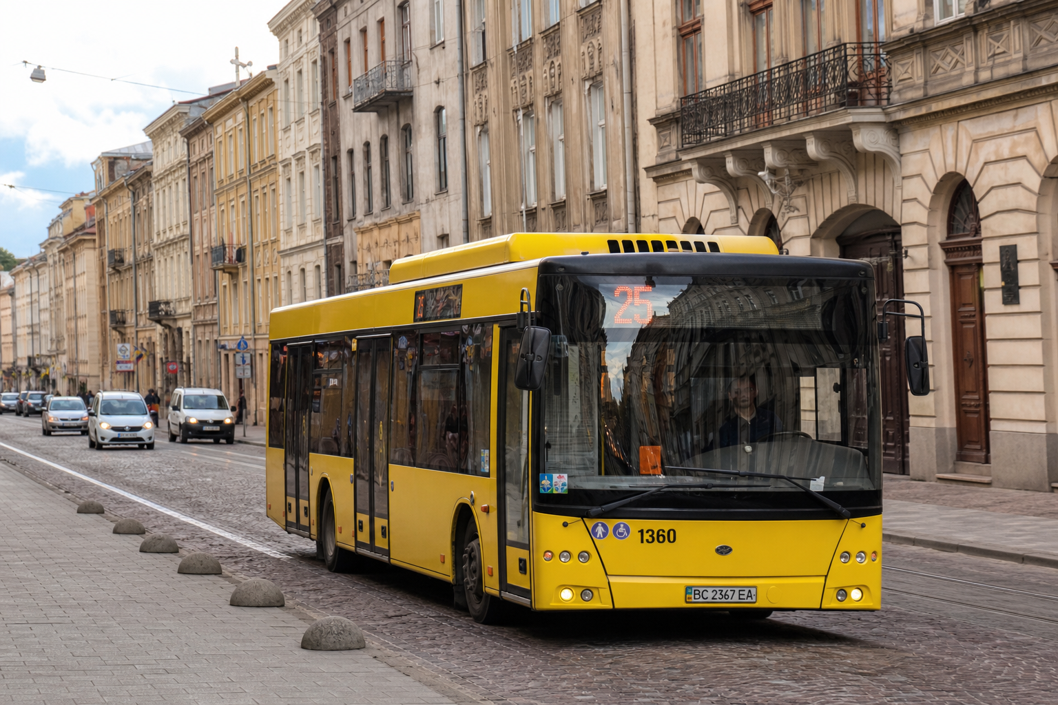 25 автобус (Кордуби - Кінг Крос Леополіс) на фоні Львів