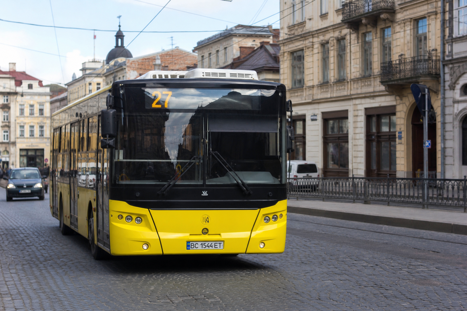27 автобус (Станція Скнилів - Таджицька) на фоні Львів