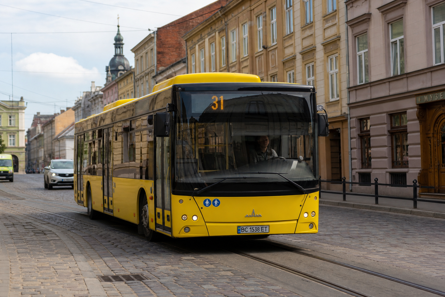 31 автобус (Галицьке перехрестя - Залізничний вокзал) на фоні Львів