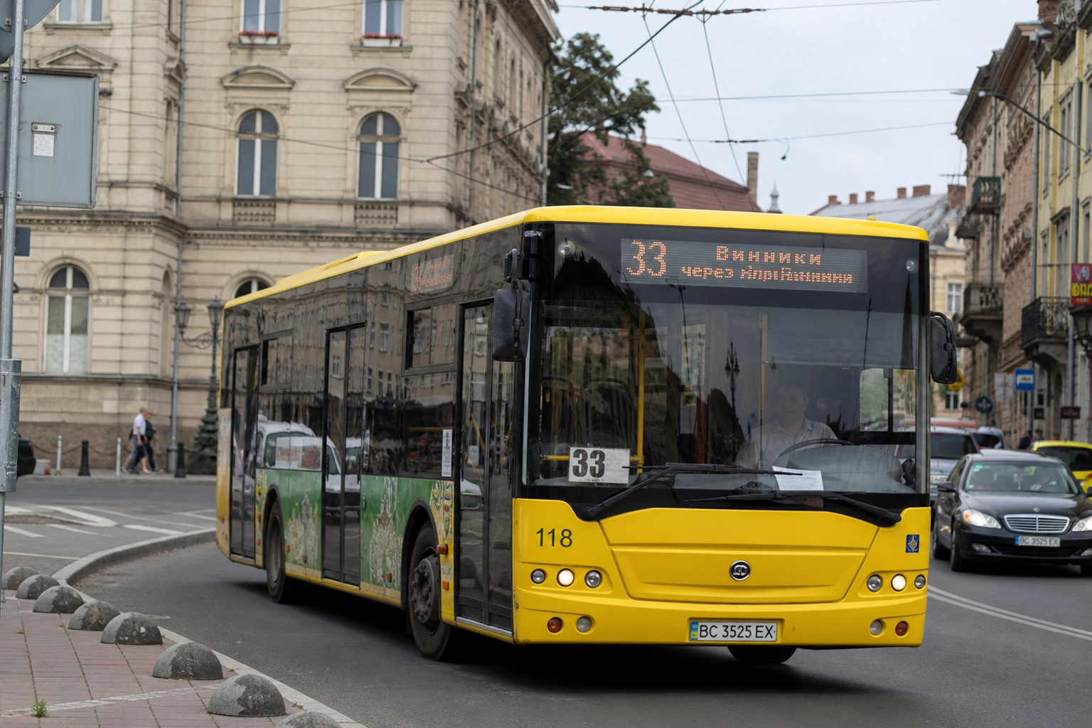 33 автобус (І. Пулюя - Січових Стрільців) на фоні Львів