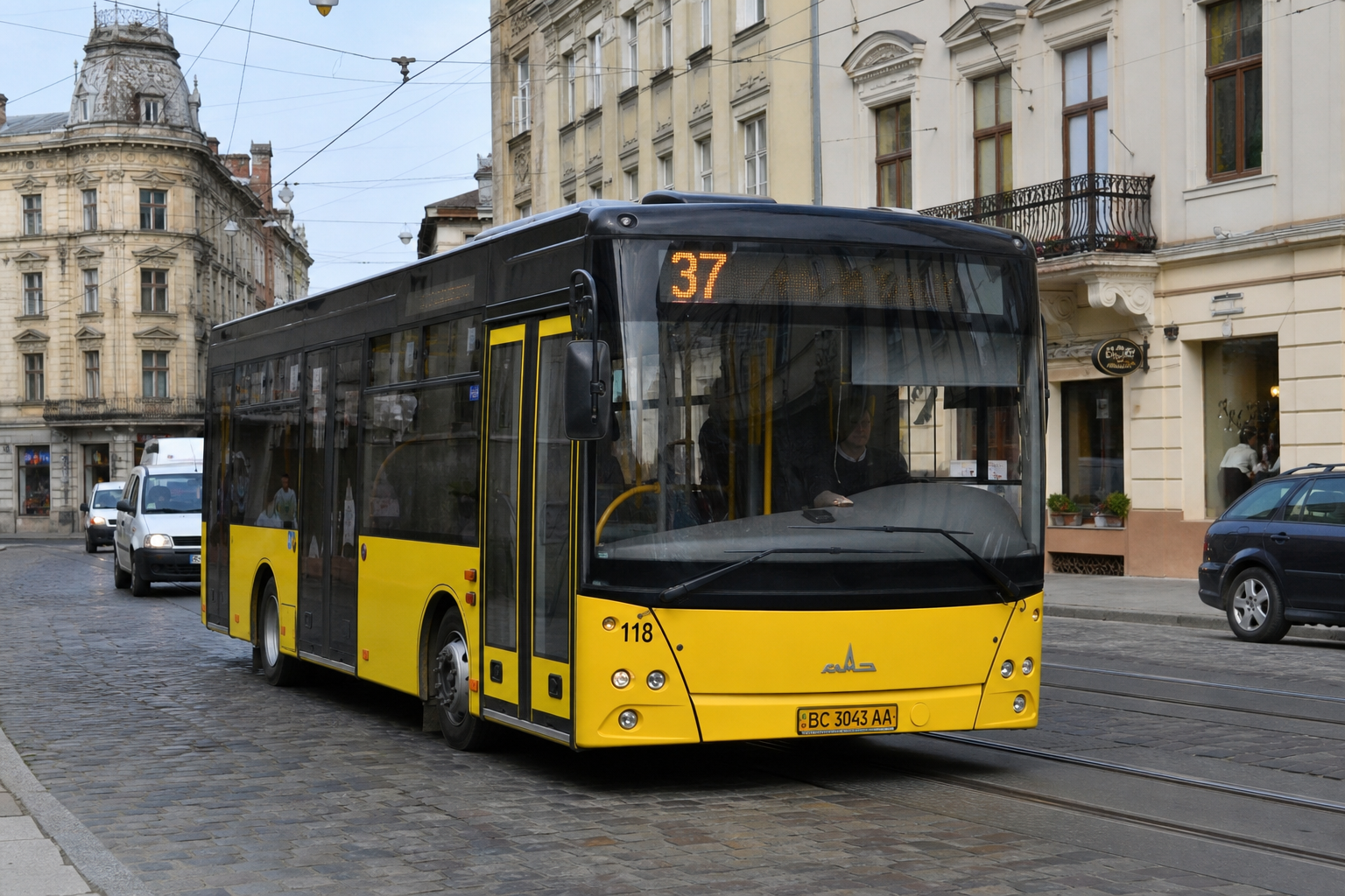 37 автобус (Під Голоском - Гната Хоткевича) на фоні Львів