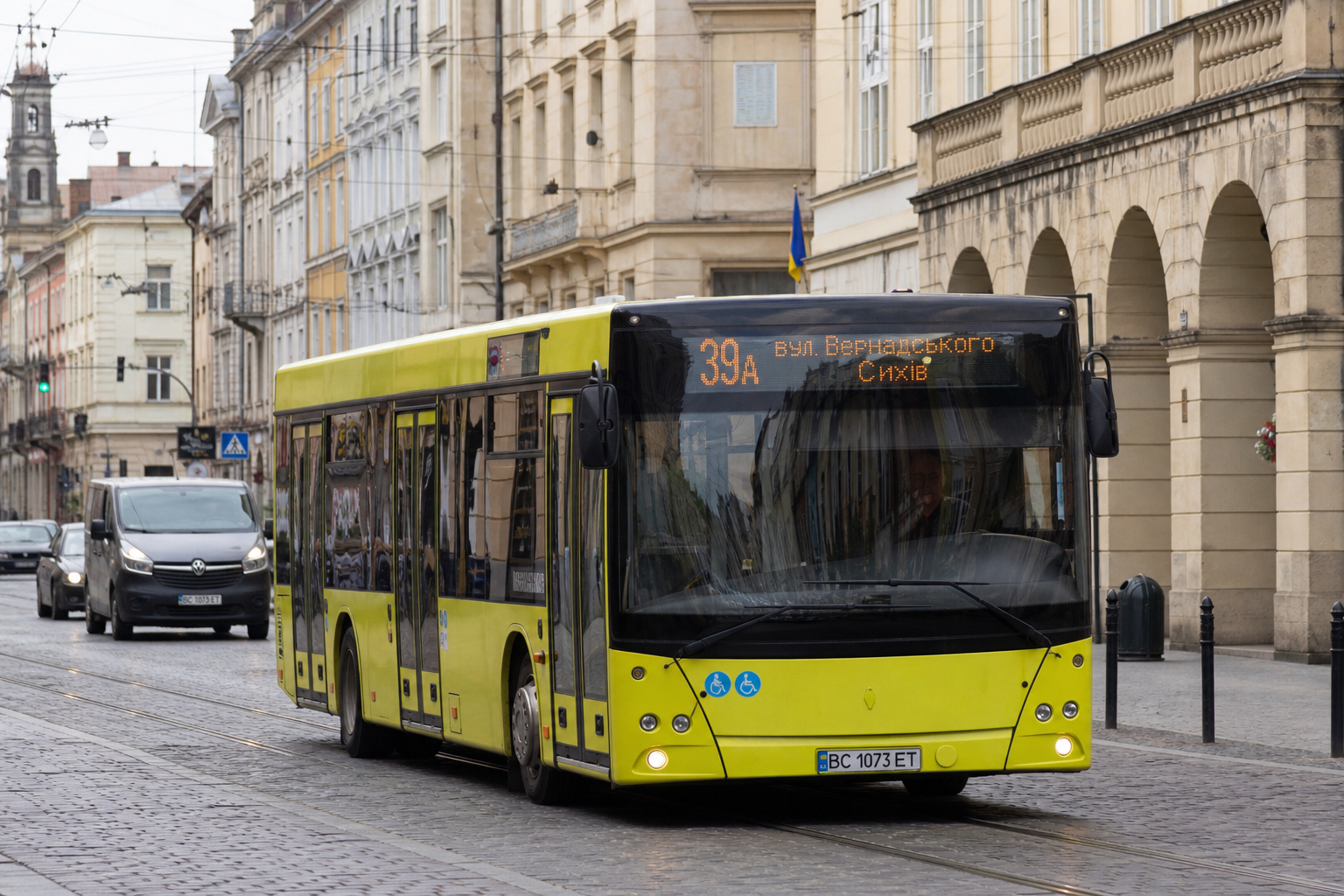 39а автобус (Площа Галицька - Богданівська) на фоні Львів