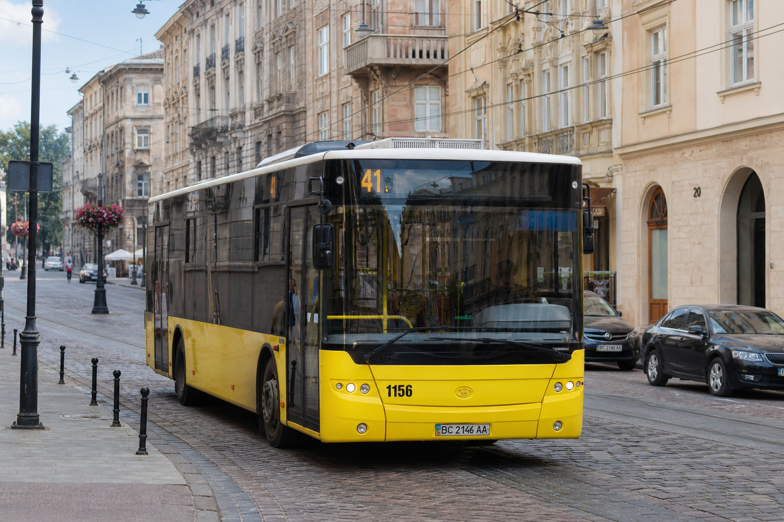 41 автобус (Галицьке перехрестя - Сихівська) на фоні Львів
