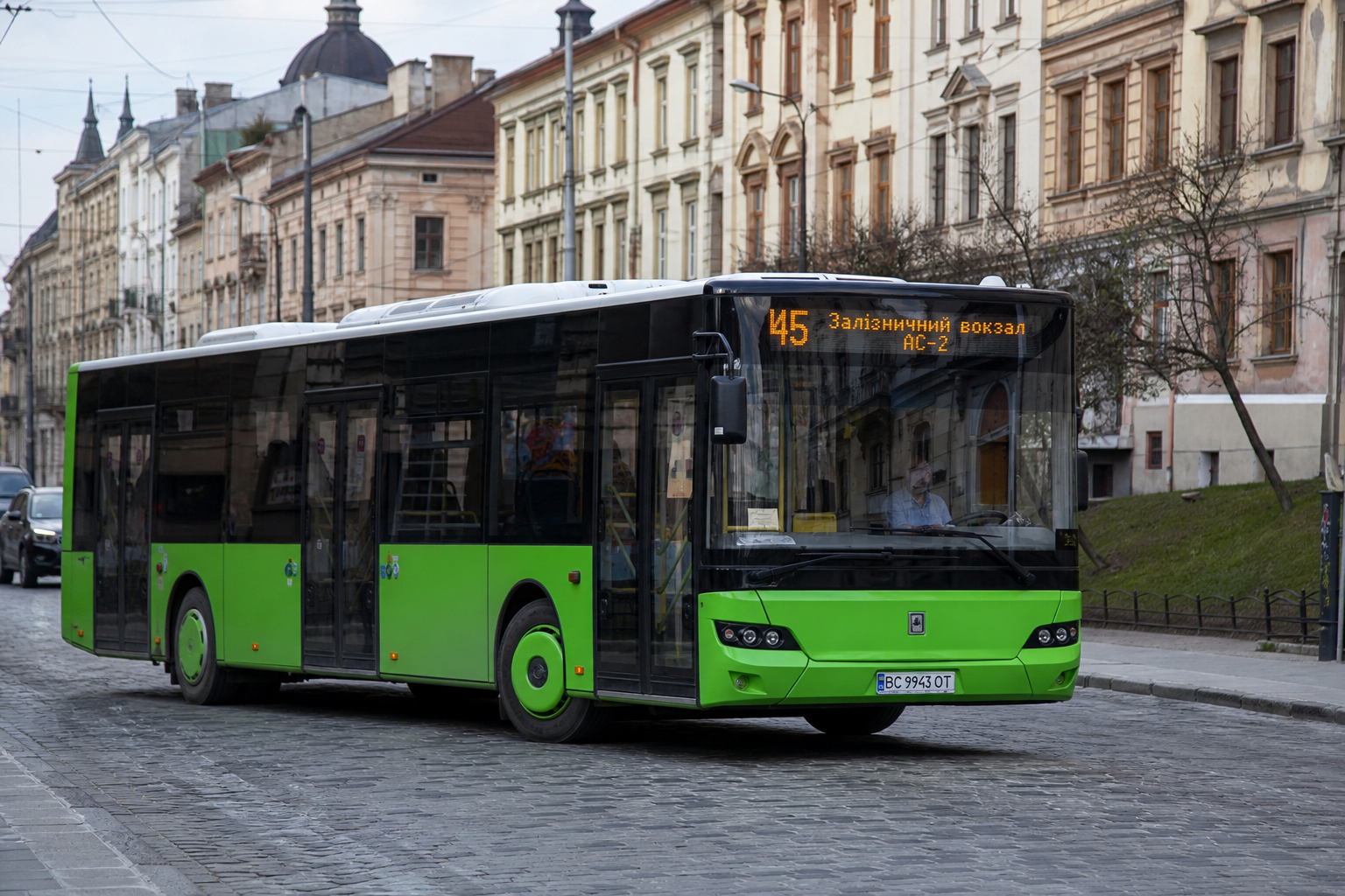 45 автобус (Вікторія Гарденс - Барвінських (Охматдит)) на фоні Львів