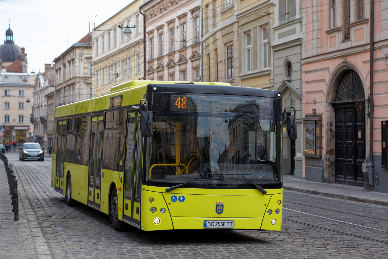 48 автобус (Ряшівська - Галицьке перехрестя) на фоні Львів
