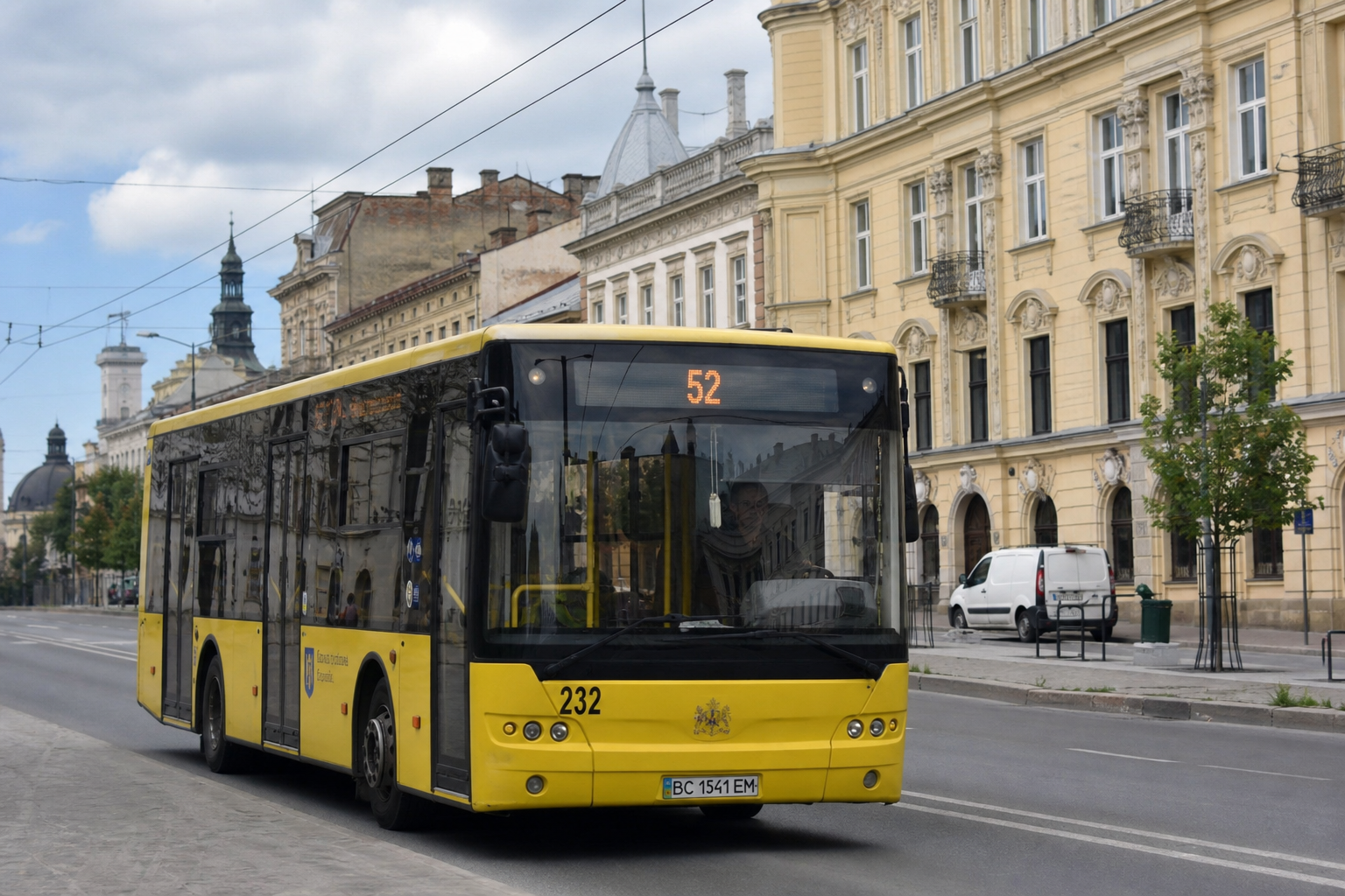 52 автобус (Рудно - Варшавська) на фоні Львів