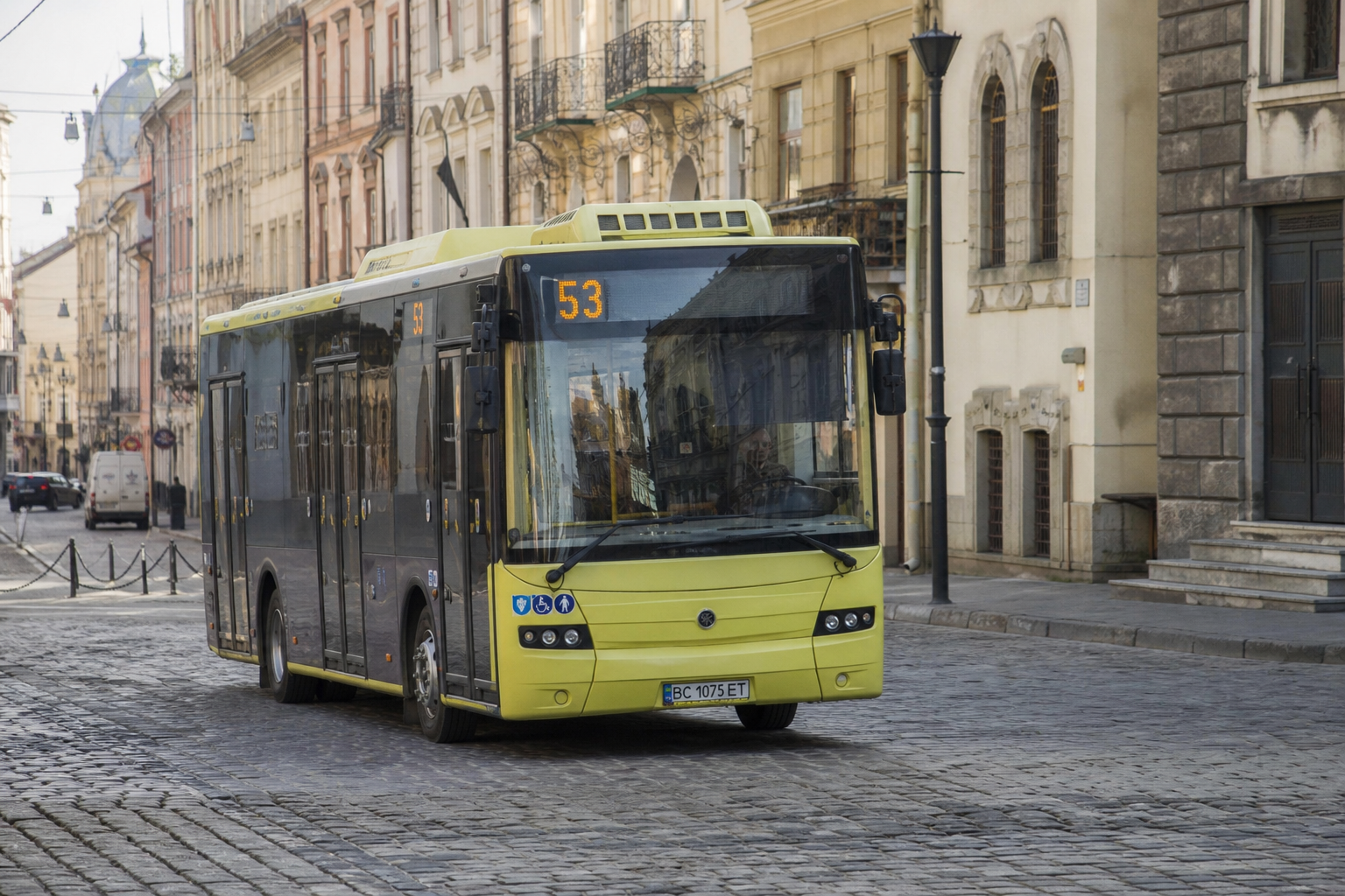 53 автобус (Галицьке перехрестя - Червоної Калини) на фоні Львів