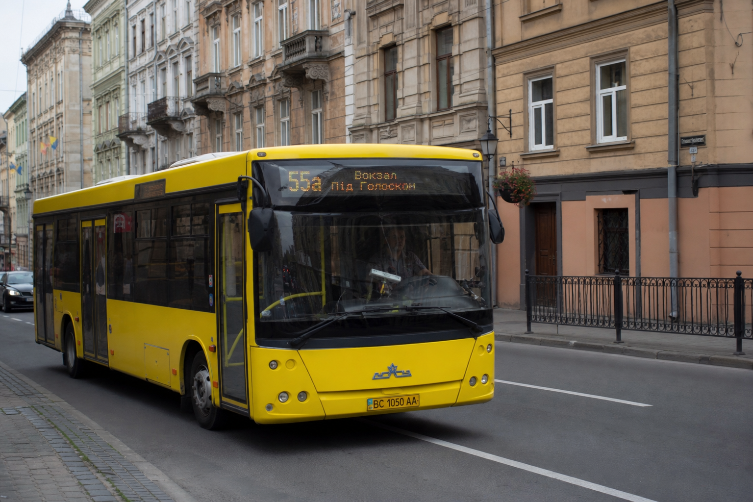 55а автобус (Площа 700-річчя Львова - Збиранка) на фоні Львів