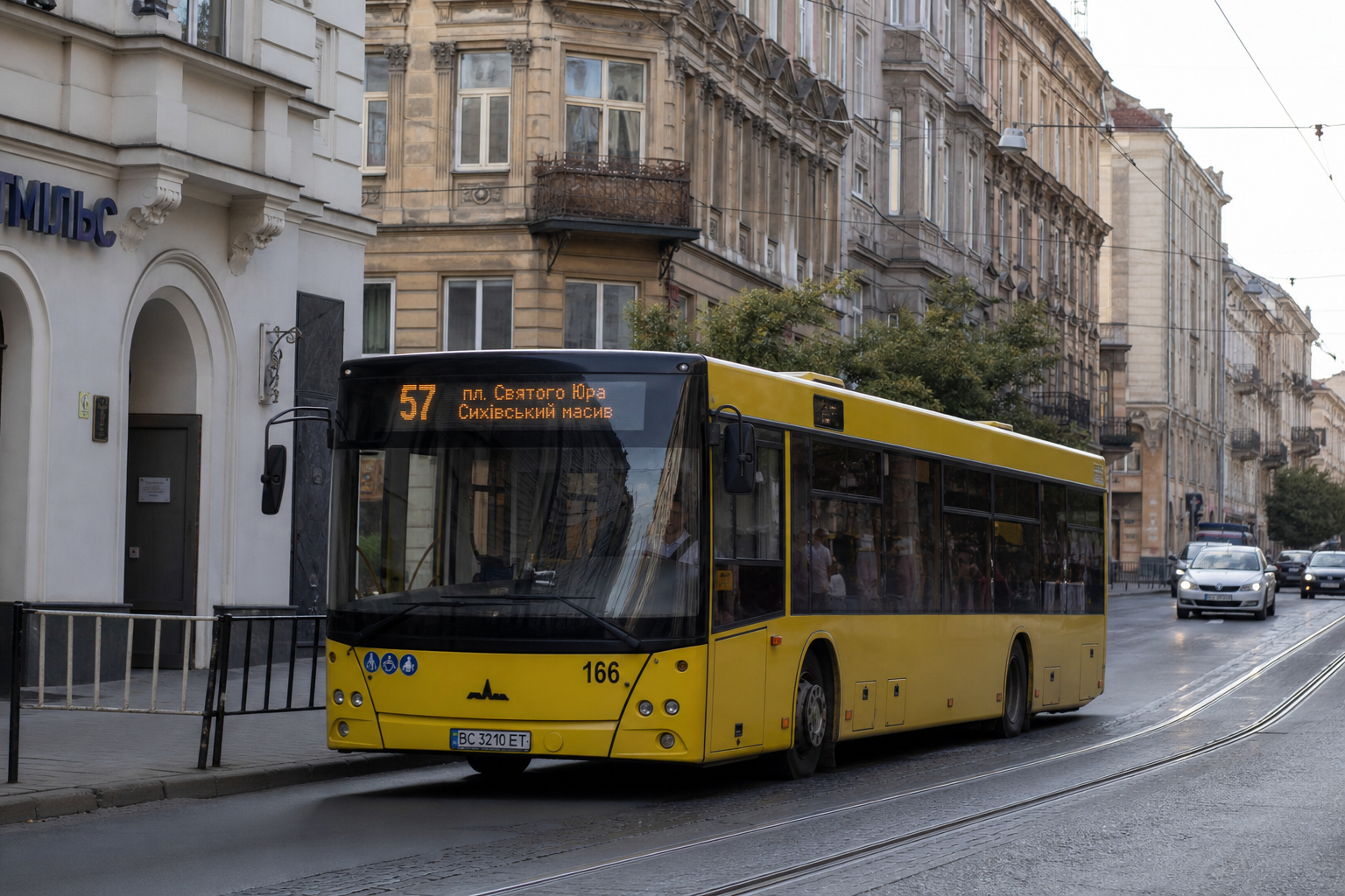 57 автобус (Площа Різні - Максимовича) на фоні Львів