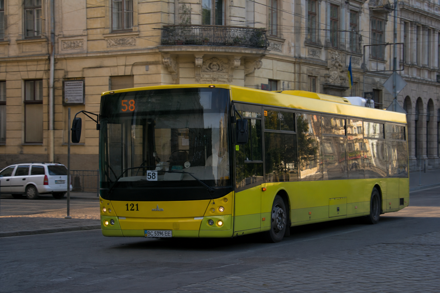 58 автобус (Під Дубом - Зашків - Завадів) на фоні Львів