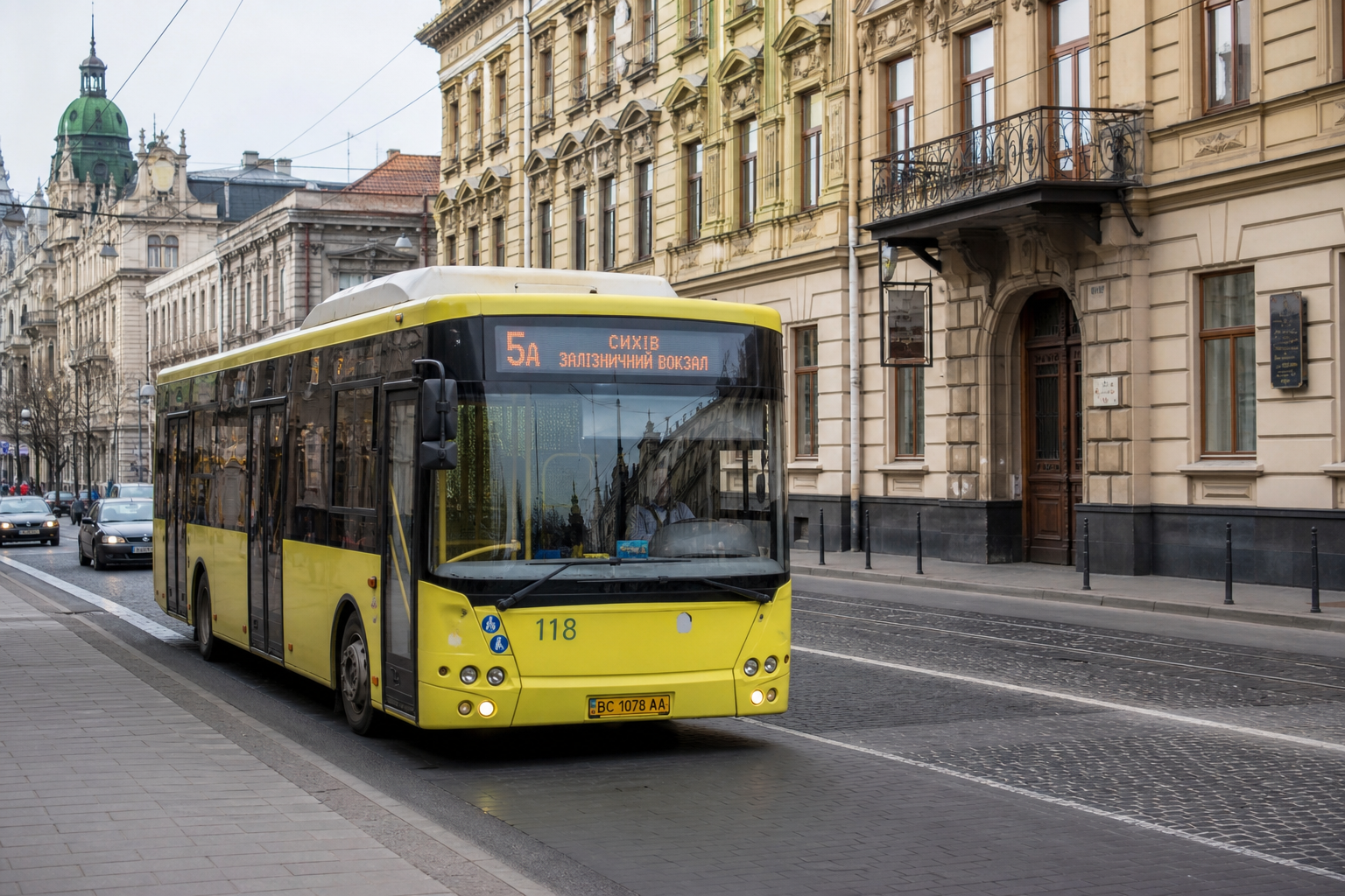 5а автобус (Площа Різні - Винники (вул. Забава)) на фоні Львів