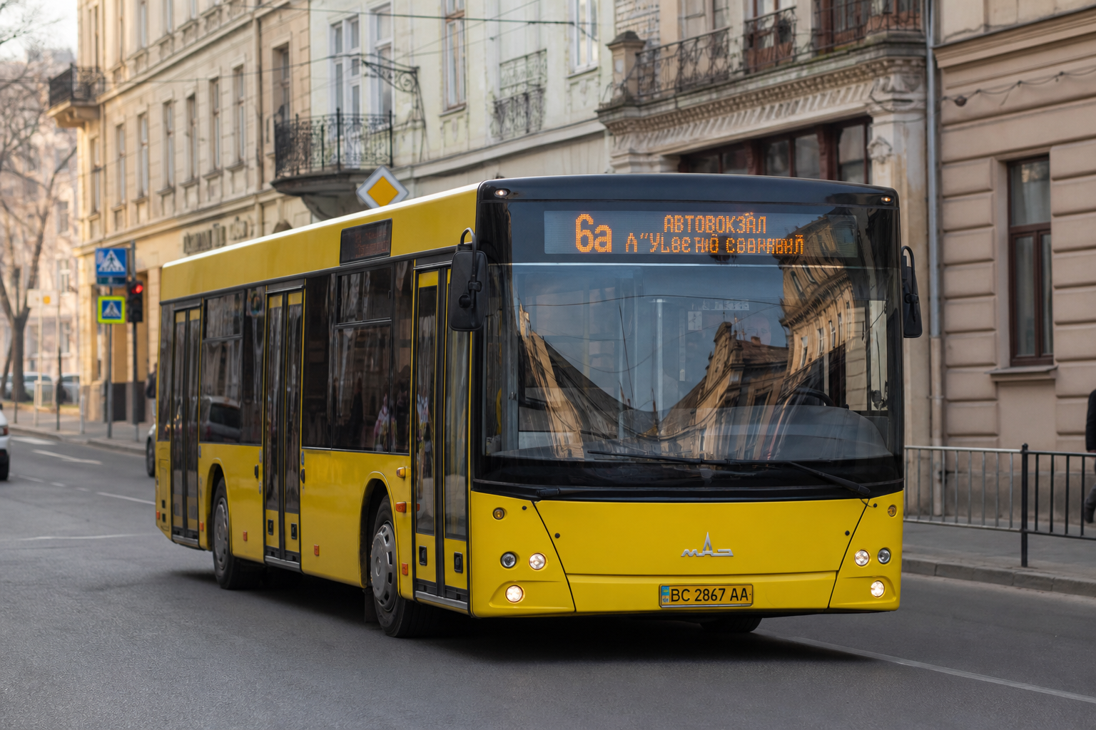 6а автобус (Площа Галицька - Рясне-2) на фоні Львів