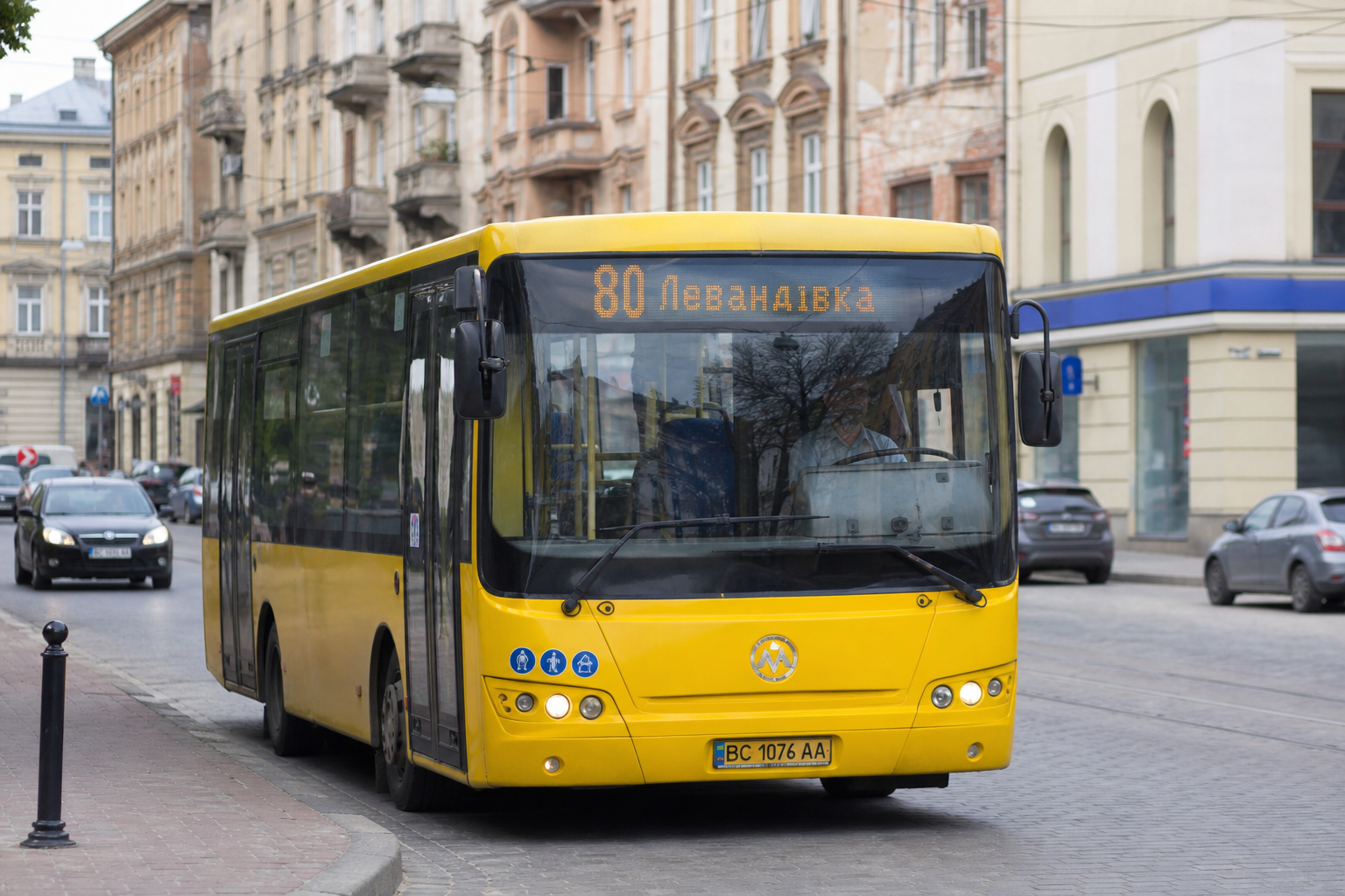 80 автобус (пр. В. Чорновола - Дубляни - Великі Грибовичі) на фоні Львів