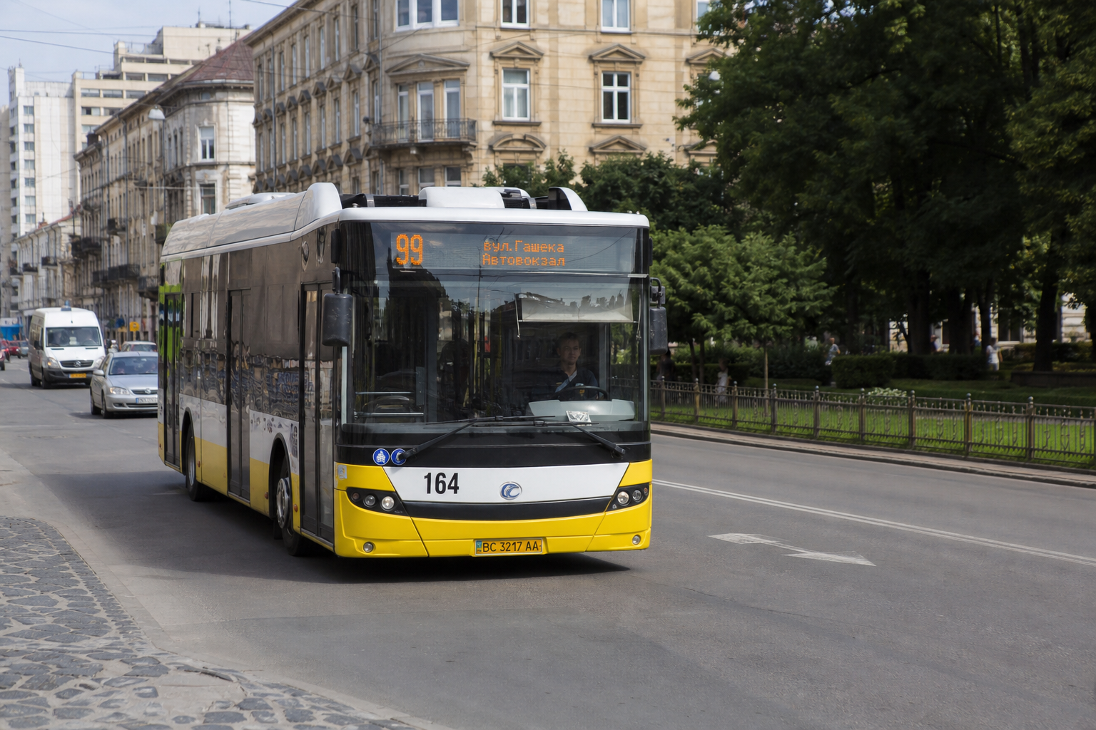 99 автобус (Площа Галицька - Шевченківський гай) на фоні Львів