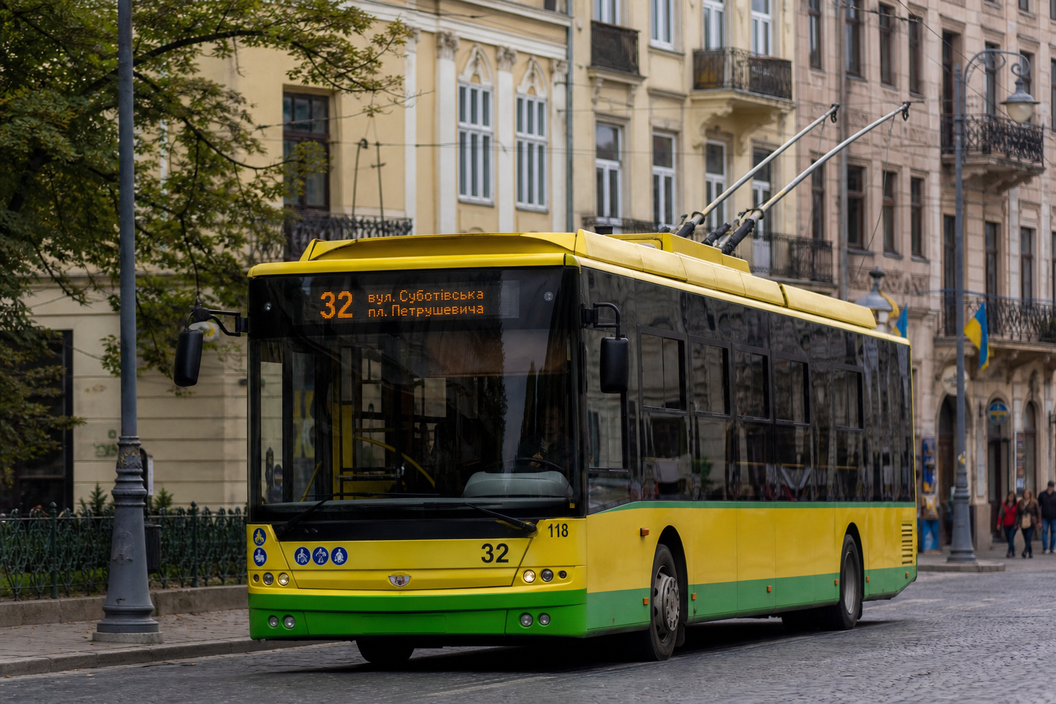 32 тролейбус (Суботівська - Університет) на фоні Львів